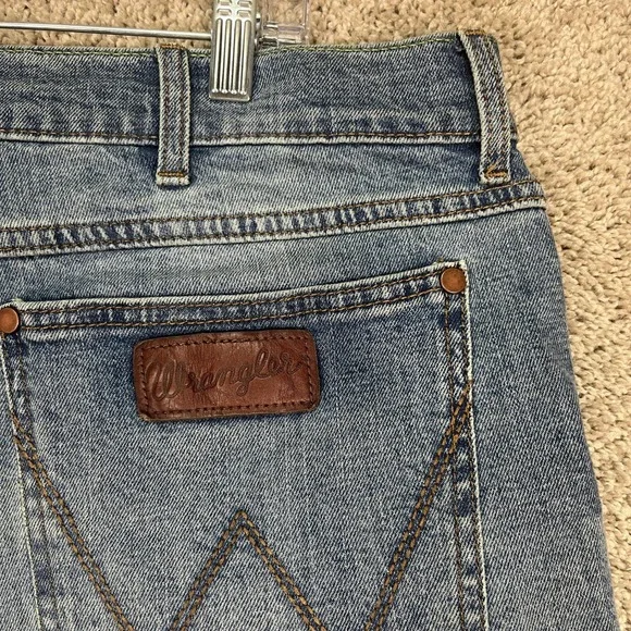 Wrangler Retro‎ Slim Straight Leg Jeans Mens 38x32 Denim Blue Distressed HOLE
